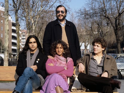 Eloy de la Iglesia posa con los actores Antonio Flores, Rosario Flores y José Luis Manzano, el trío protagonista de "Colegas", en Madrid en 1982.