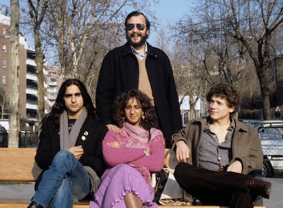 Eloy de la Iglesia posa con los actores Antonio Flores, Rosario Flores y José Luis Manzano, el trío protagonista de "Colegas", en Madrid en 1982.