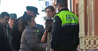 La Guardia Civil conduce sobre las 14.50 de este martes a Sara L. H., la madre del beb&eacute; encontrado muerto en el congelador, a su casa en Pilas para que declare sobre el segundo cuerpo hallado en similares circunstancias. 