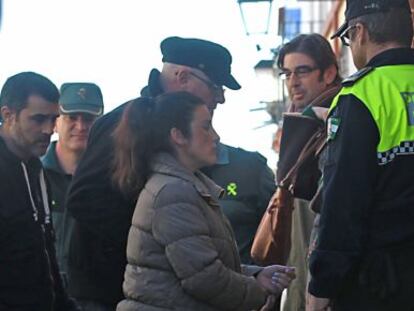 La Guardia Civil conduce sobre las 14.50 de este martes a Sara L. H., la madre del beb&eacute; encontrado muerto en el congelador, a su casa en Pilas para que declare sobre el segundo cuerpo hallado en similares circunstancias. 