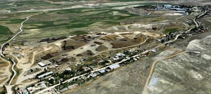 Vista aérea de la Cañada Real Galiana, en el distrito de Villa de Vallecas y con la incineradora de Valdemingómez al fondo.