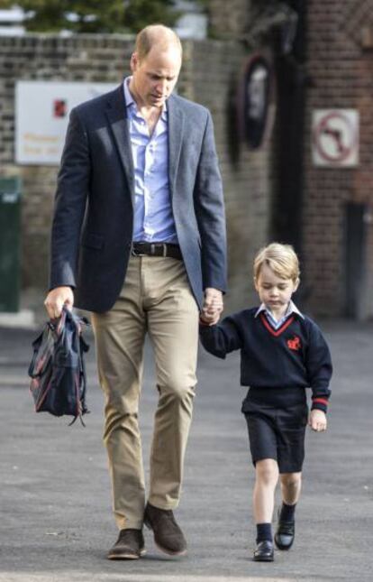 El príncipe Guillermo lleva a su hijo a su primer día de clase.