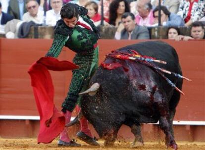 Morante de la Puebla durante el tercer toro de la tarde, ayer en la Maestranza.