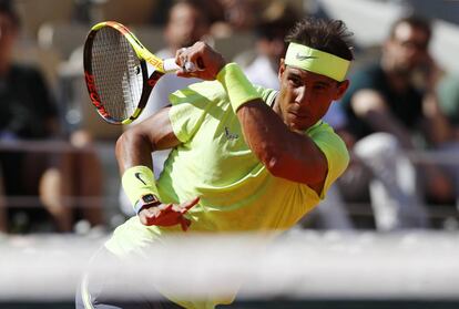 Nadal golpea durante el partido contra Londero en París.