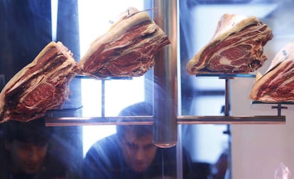 Peças de carne expostas em feira de gastronomia.