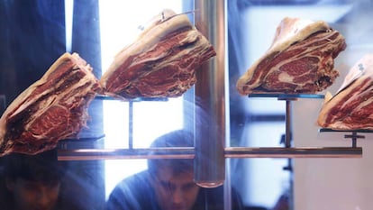 Peças de carne expostas em feira de gastronomia.