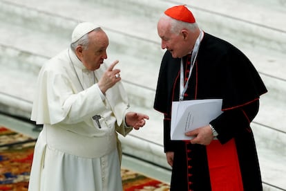 El cardenal Marc Ouellet acompañado del papa Francisco, en febrero de este año.