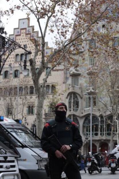 Un mosso armat davant la Casa Batlló aquest dimarts.