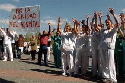 Manifestación de trabajadores del hospital Severo Ochoa de Leganés pidiendo la dimisión del consejero de Sanidad del Gobierno de Madrid en abril de 2005.