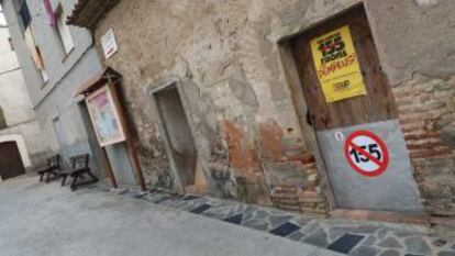 Banderes i cartells independentistes, en una plaça de la Vilella Alta.