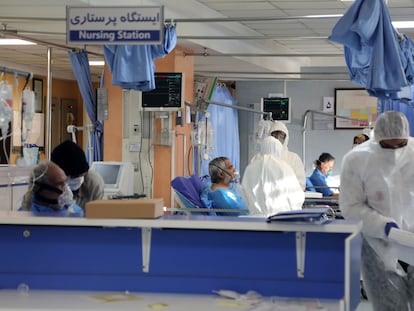 Varios sanitarios atienden a enfermos con coronavirus en un hospital de Irán, el país de Oriente Próximo más afectado.