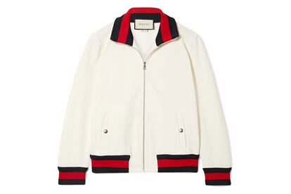 Gucci propone esta bomber, perfecta para llevar con unos sencillos vaqueros, pero también para restarle peso a un look más sofisticado.