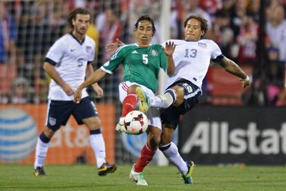 Arce disputa un balón a Jermaine Jones.