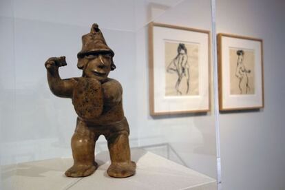 Una obra precolombina junto a dibujos de Josef y Annie Albers, en la exposici&oacute;n de Mil&aacute;n.