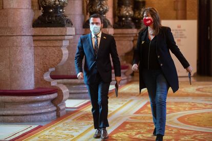 El president del Govern en funciones, Pere Aragonès, y la presidenta del Parlament, Laura Borràs, este jueves en la cámara.