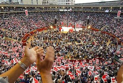 Militantes del PSOE asisten a un mitin de su partido en la plaza de toros de Valencia.
/ JORDI VICENT