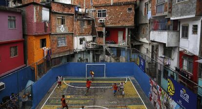 Un partido de fútbol en la favela Tavares Bastos de Río de Janeiro en 2014.
