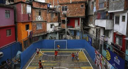 Un partido de f&uacute;tbol en la favela Tavares Bastos de R&iacute;o de Janeiro en 2014.