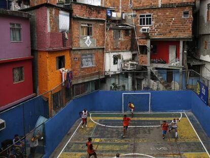 Un partido de f&uacute;tbol en la favela Tavares Bastos de R&iacute;o de Janeiro en 2014.