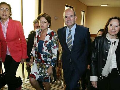 Rosa Aguilar, Magdalena Álvarez, Manuel Chaves y Concepción Gutierrez (de izquierda a derecha), ayer en la Subdelegación del Gobierno.