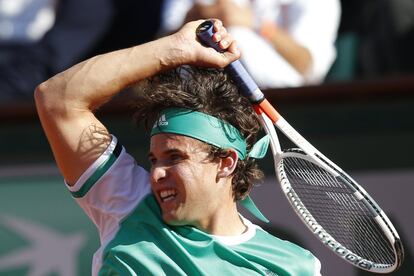 Thiem devuelve la pelota a Rafa Nadal en el partido.