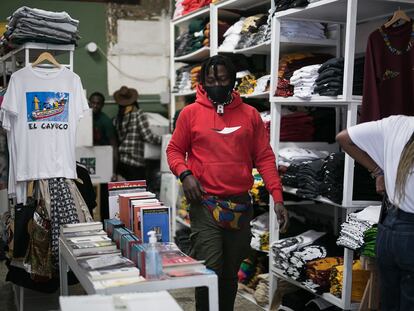 Tienda Top Manta en el barrio del Raval, en Barcelona.