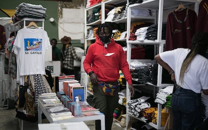 Tienda Top Manta en el barrio del Raval, en Barcelona.