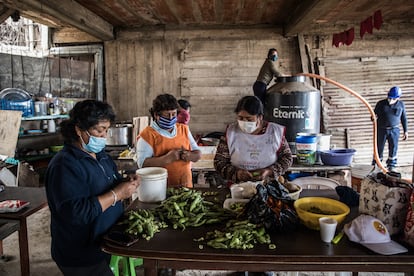 Cooks preparing food at the Ciudad Nuevo Milenio communal kitchen.