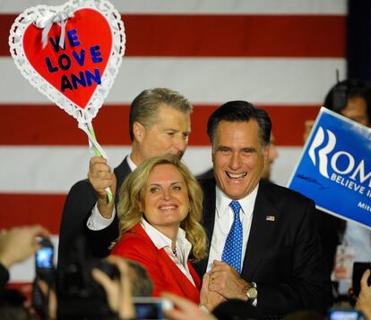 Romney celebra junto a su esposa Anne, su pírrica victoria en Utah.