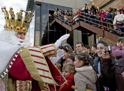 El rey Melchor saluda a niños y mayores a su llegada al puerto de Valencia.