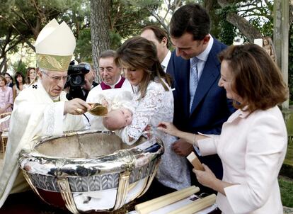 Los Príncipes de Asturias, y su hija la infanta Sofía, durante el bautizo oficiado por el arzobispo de Madrid, el cardenal Antonio María Rouco Varela (i), con agua del río Jordán traida desde Tierra Santa, en presencia de la madrina Paloma Rocasolano (d), en los jardines del Palacio de la Zarzuela, el 17 de julio de 2007.  
