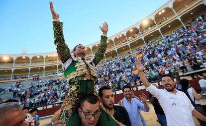 Antonio Ferrera sale este sábado a hombros de la plaza de Las Ventas.