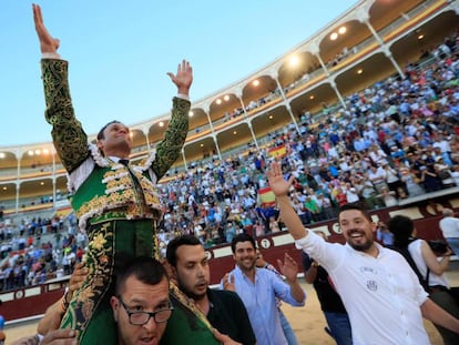 Antonio Ferrera sale este sábado a hombros de la plaza de Las Ventas.