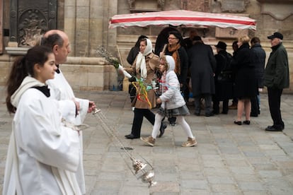 Gente compra racimos de amentos para la procesión del Domingo de Ramos, en Viena (Austria).