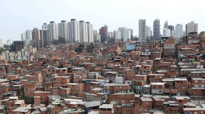 Vista de la favela Paraisópolis, en Sao Paulo, la segunda más grande de Brasil, con rascacielos al fondo.