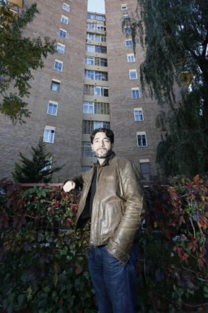 David Arias, frente al bloque de la avenida del Manzanares, 2 elegido por Madrid Renove.