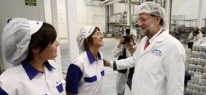 Rajoy visita la fábrica de Central Asturiana en Zarzalejo (Madrid) y se reúne con los representantes del sector.