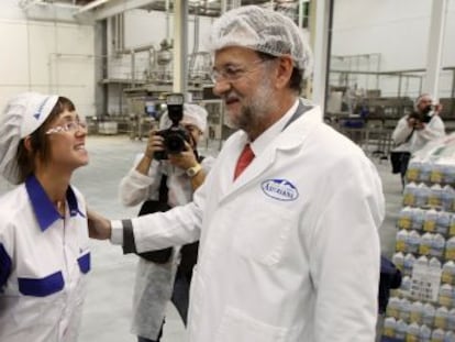 Rajoy visita la fábrica de Central Asturiana en Zarzalejo (Madrid) y se reúne con los representantes del sector.