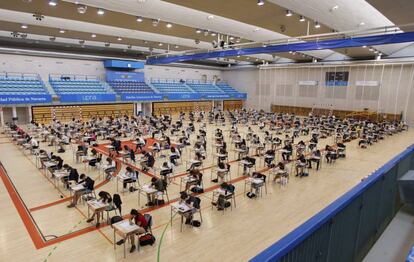 Decenas de estudiantes durante las pruebas de acceso a la Universidad Pública de Navarra, celebradas en un recinto deportivo de Pamplona el 23 de junio.