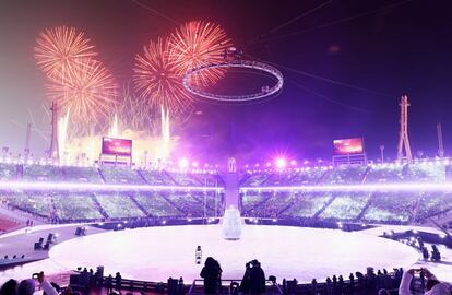 Fuegos artificiales en la ceremonia de inauguración de los Juegos Olímpicos de Invierno 2018 de PyeongChang (Corea del Sur), el 9 de febrero de 2018.