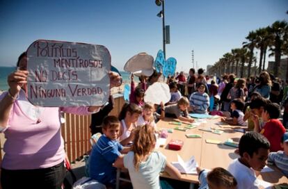 Los niños del CEIP Mediterrània de Barcelona dan clase al aire libre para protestar por el retraso de cuatro años en la construcción de su escuela.