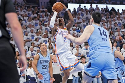 Shai Gilgeous-Alexander lanza a canasta ante Desmond Bane y Zach Edey, en el partido de este domingo.