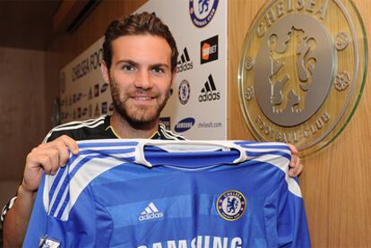 Mata posa con la camiseta del Chelsea.