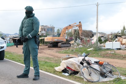 Fuerzas de seguridad desplegadas en el asentamiento El Walili mientras los operarios proceden a la demolición de las chabolas del campamento de migrantes, este lunes en Níjar (Almería). La mayoría de sus 450 residentes, según los cálculos de las asociaciones que trabajan en la zona, han ido abandonando el asentamiento en los últimos días. 