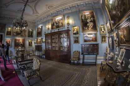 Detalle del Salón Flamenco. El extraordinario patrimonio exhibido en el palacio fue recopilado por el XIV duque de Alba, Carlos Miguel Fitz-James Stuart (1794-1835). Por eso llevó a la ruina a la familia.