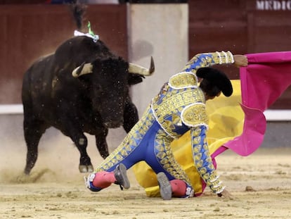 G&oacute;mez del Pilar esper&oacute; de rodillas, en la puerta de chiqueros, al tercero de la tarde. 