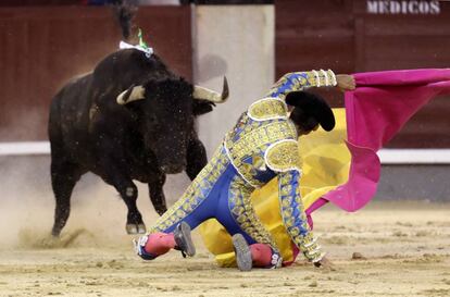 G&oacute;mez del Pilar esper&oacute; de rodillas, en la puerta de chiqueros, al tercero de la tarde. 