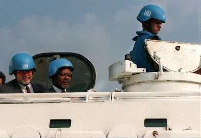 El secretario general de la ONU, Kofi Annan (c), visita una base de entrenamiento de Swedint, al sur de Estocolmo, la fuerza militar sueca de la ONU. A su izquierda, el ministro de Defensa de Suecia, Bjoern von Sydow. Ambos participaron en los entrenamientos, subidos y con casco, en un blindado, en 1997.