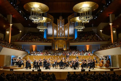 Acorde final do Concerto do Imperador com Javier Perianes tocando e regendo a Orquestra da Comunidade Valenciana, em 21 de junho em Madri.