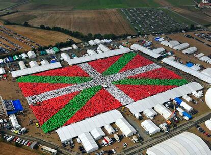 Los miles de asistentes compusieron con carteles el mosaico de una gigantesca 'ikurriña'